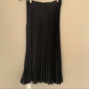 Black Zara Pleated Skirt Women’s size XS extra small. Length 29 waist 13